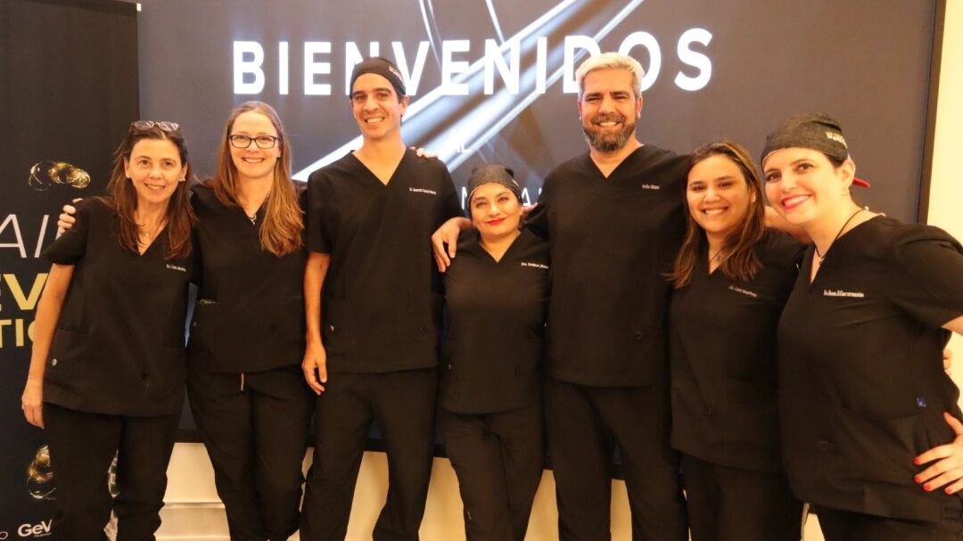 Equipo médico durante bienvenida del workshop