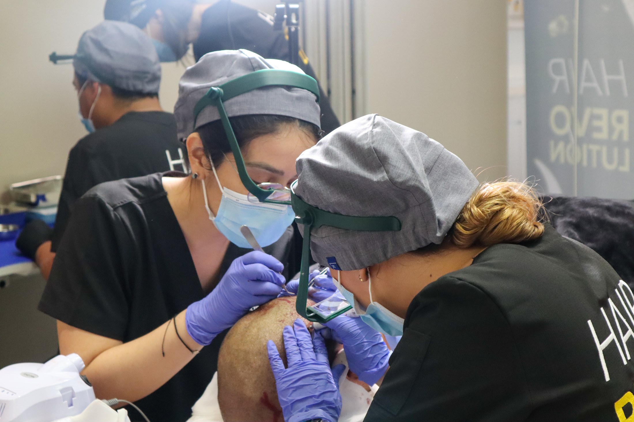 Médicas realizando práctica hands-on de implantación capilar